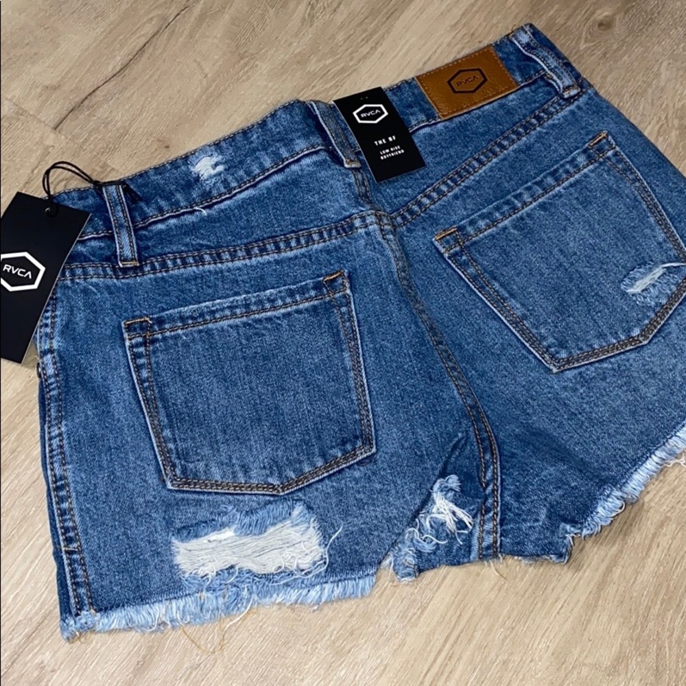 ✨ RVCa women’s the boyfriend jean shorts ✨ - Picture 3 of 3